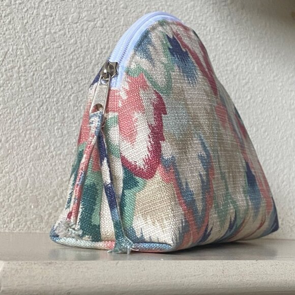 Handmade Cosmetic Bag, Large zipped makeup bag, printed woven - Picture 2 of 4